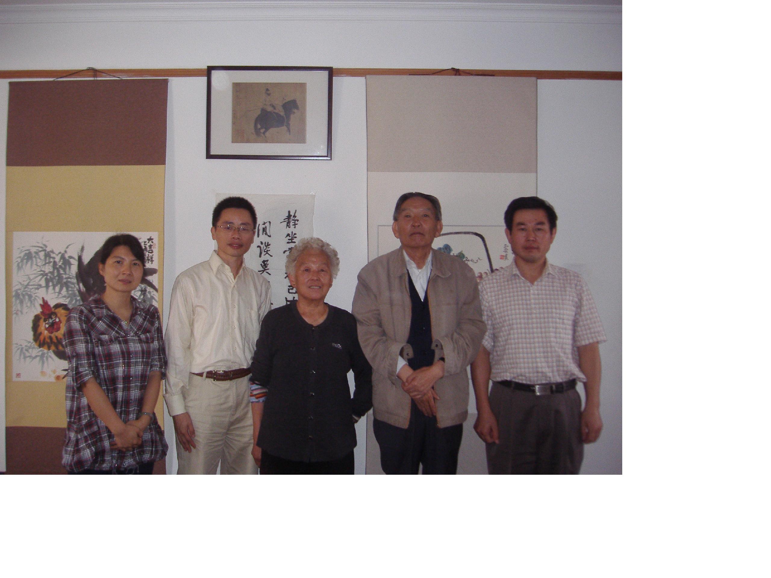 周俊院士夫妇和永利集团官网领导合影